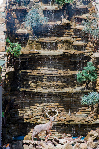 一个由石头制成的装饰喷泉瀑布图片