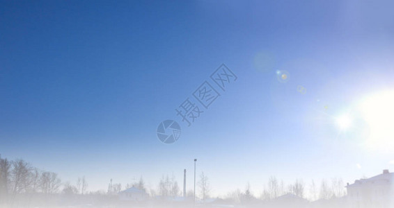 村庄有雾的冬天早晨和充足的阳光图片