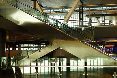 多哈机场大厅的乘客自动扶梯图片