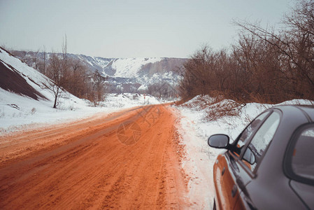 雪道因路边或车在路边变红背景图片