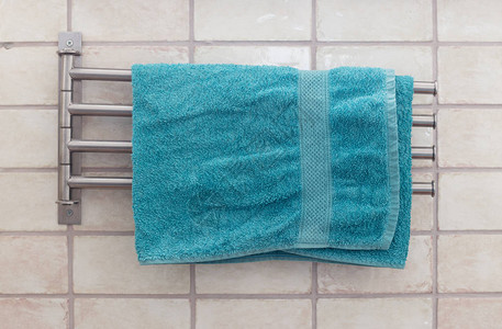 现代浴室中的金属毛巾架图片
