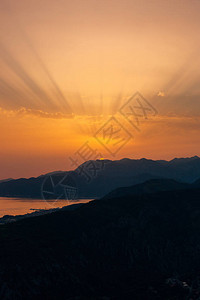 山上的落日黑山的落日太阳坐在山后图片