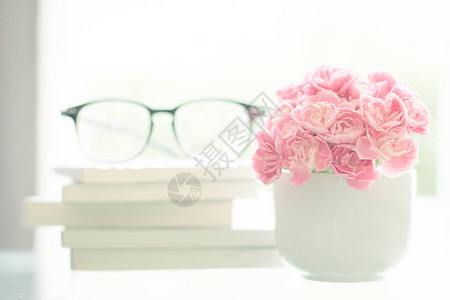 白色杯子中的新鲜粉红色康乃馨花图片