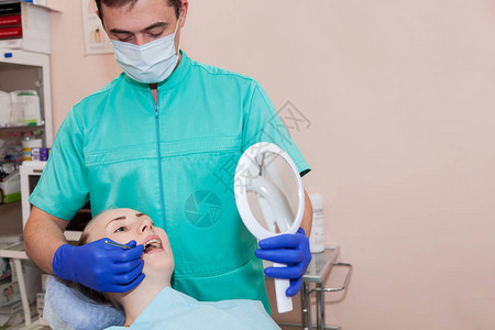 牙医在有牙痛的女人面前图片
