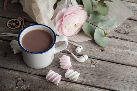 粉红色彩虹耳机热巧克力和木本底的棉花糖面糊颜色图片