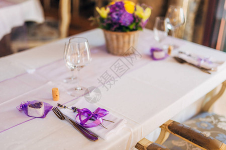 婚礼餐桌的装饰图片