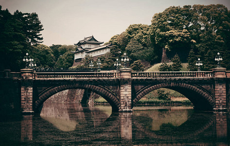 东京皇宫与河上的桥梁日本图片