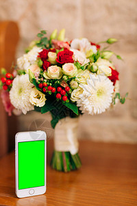 白色智能手机和绿色屏幕还有新图片