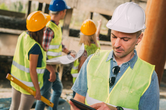 建筑设计师在受损建筑物中图片