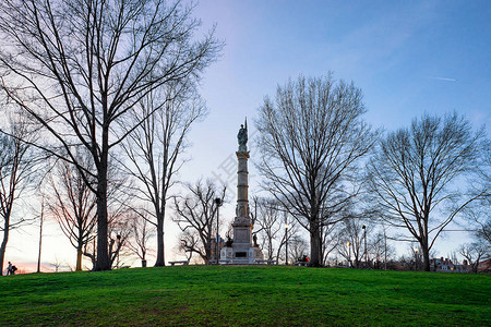 美国马萨诸塞州波士顿波士顿公共园的士兵和水手纪念碑晚图片