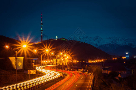 阿拉木图市夜景KokTobe山晚图片