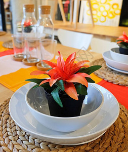 美丽的人造植物花盆中的橙色花朵用于家图片