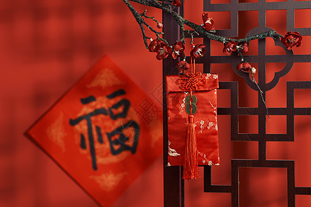 悬挂在树枝上的新年红包背景图片