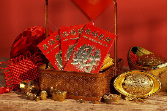 桌面上摆放的新年红包与金元宝特写图片