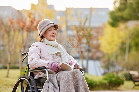 早安秋天你好坐轮椅的奶奶户外晒太阳背景