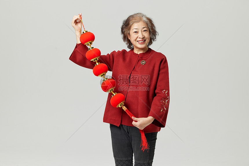 手拿新年挂饰的中国风老奶奶图片