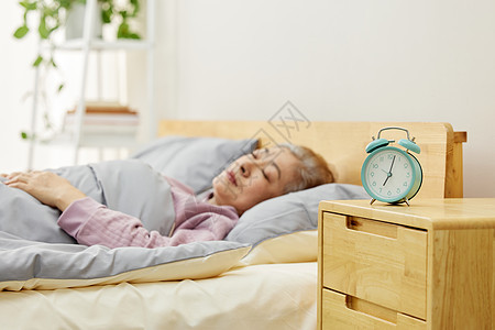 熟睡的居家老人图片