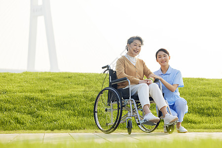 高清图片女护工照顾行动不便的老人高清图片护工照顾行动不便的老人