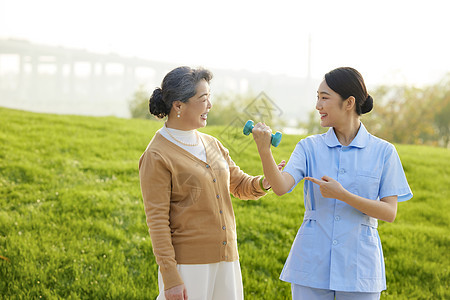 女护工示范康复运动图片