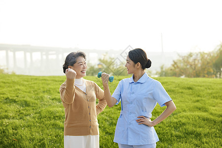 运动医生户外年轻女护工指导老人康复背景