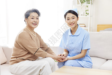 医生交谈年轻女护工关爱老人形象背景