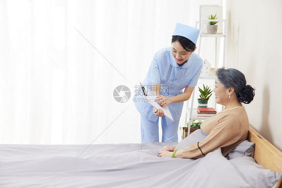 女护工家里看望记录老人健康状态图片