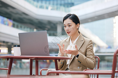 户外参加线上会议的商务女性高清图片