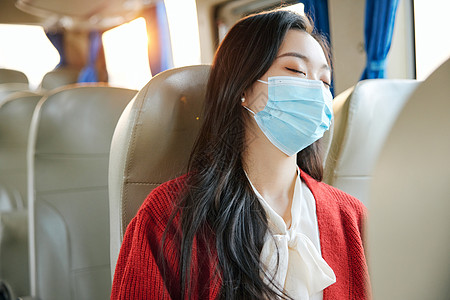 在大巴上戴口罩睡着的女性图片素材