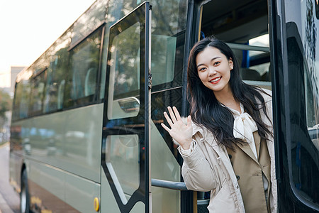 准备乘坐大巴的女性打招呼图片