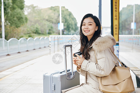 放假通知在站台等车的女性背景