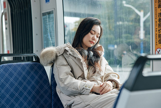 在车上睡着的女性图片