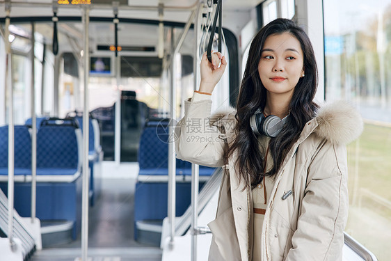 乘坐交通工具回家的女性图片