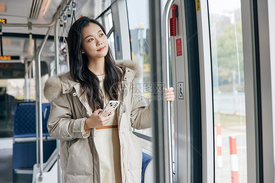 乘坐交通工具回家的女性图片