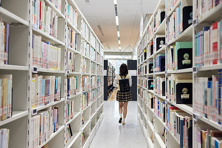 在图书馆里女学生背影图片