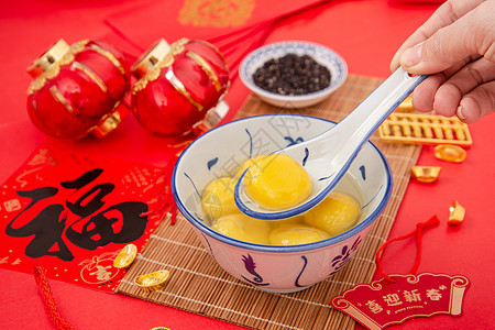 红色背景上的新年美食大黄米汤圆背景图片