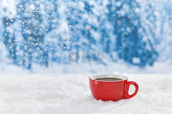 雪地里的红色咖啡杯图片