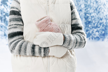 冬日雪地里使用热水袋背景图片