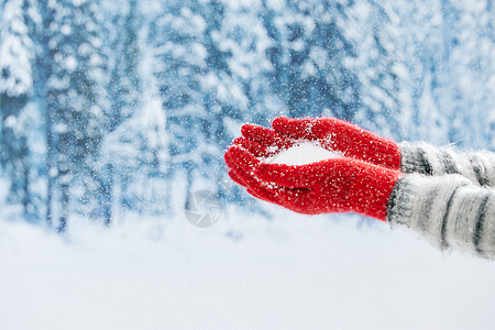 冬日里手捧雪花特写高清图片