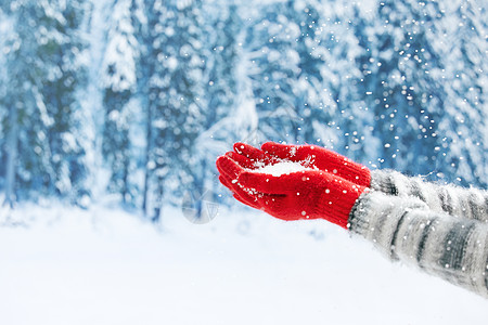 戴手套玩雪花的人手部特写高清图片