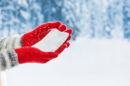 雪地里使用暖宝宝保暖特写高清图片