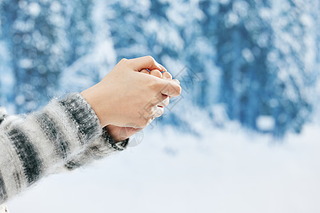 雪地里搓手取暖手部特写图片
