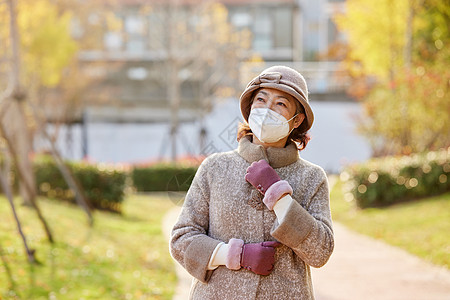 中老年妇女公园散步休息高清图片