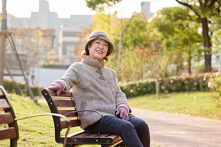 早安阳光中老年妇女公园享受阳光背景