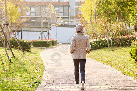 公园散步的老奶奶背影高清图片