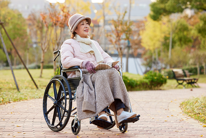坐轮椅的老人享受户外阳光高清图片下载-正版图片507607449-摄图网