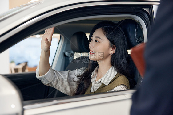 女性在汽车4s店试驾新能源汽车图片