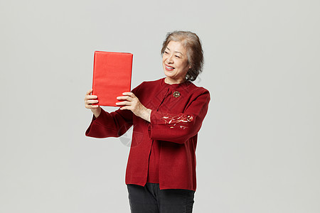 中国风老奶奶展示新年礼盒背景图片