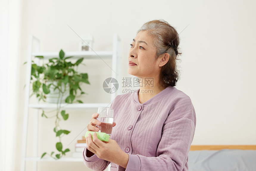 生病的老人喝水吃药图片