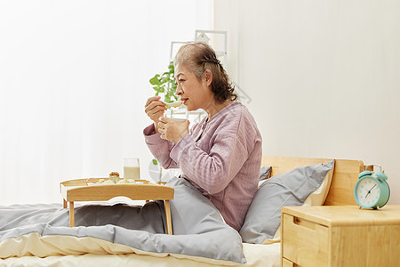 父女居家生活卧床吃早餐喝粥的老人背景