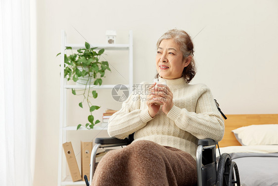 坐轮椅的老奶奶居家休息喝水图片